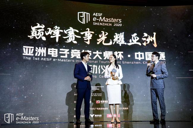 前职业电竞选手李晓峰（左一）和奥运冠军张虹（左二）