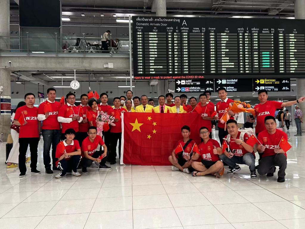 图源：新华网 — 中国球迷在泰国机场准备迎接国足抵达.jpg
