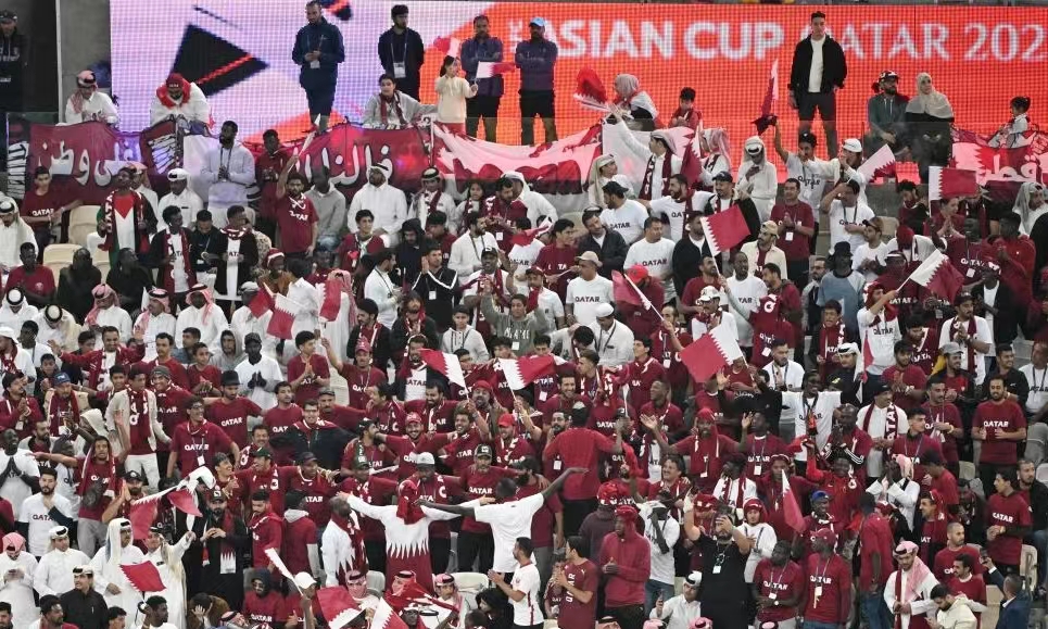 卡塔尔队球迷在看台为球队助威  图片素材取自新华社.jpg