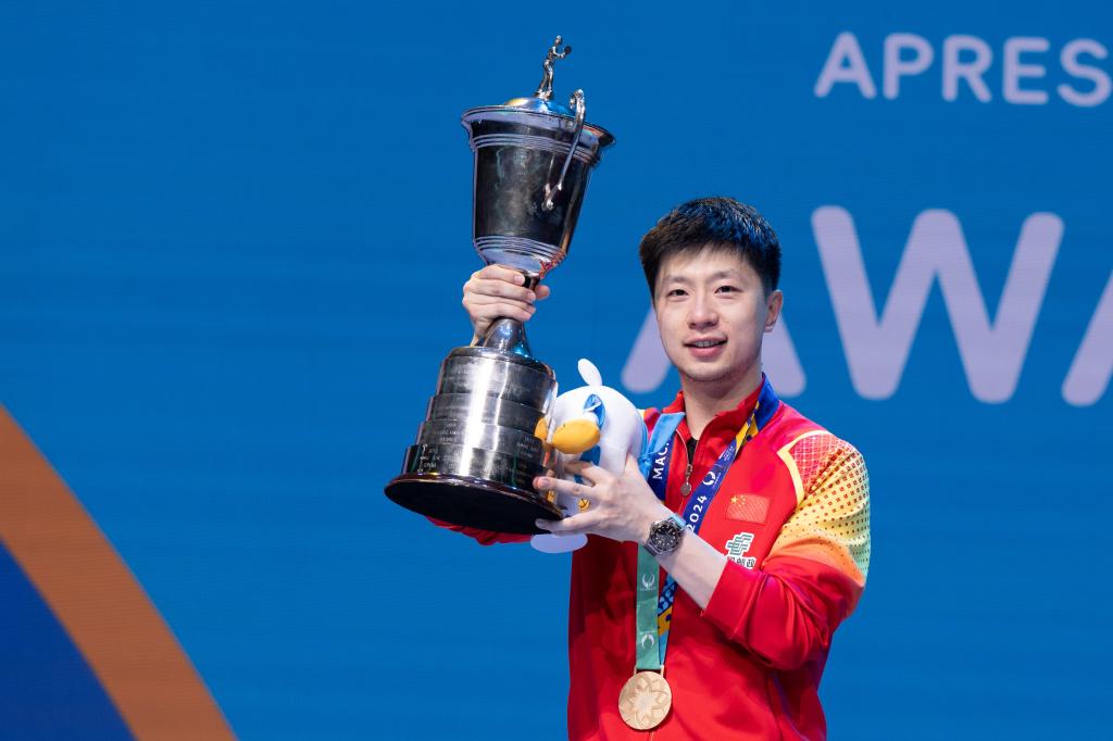 1713865432215328.jpg 4月21日,马龙在颁奖仪式上.jpg