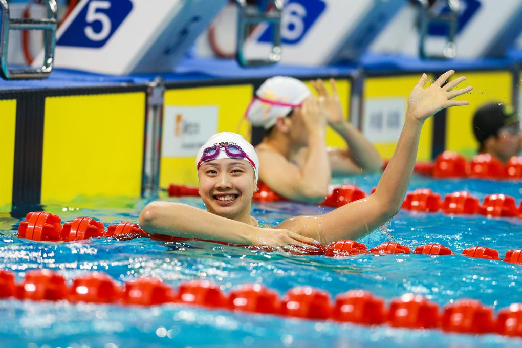 唐钱婷唐钱婷在女子100米蛙泳半决赛后庆祝.jpg