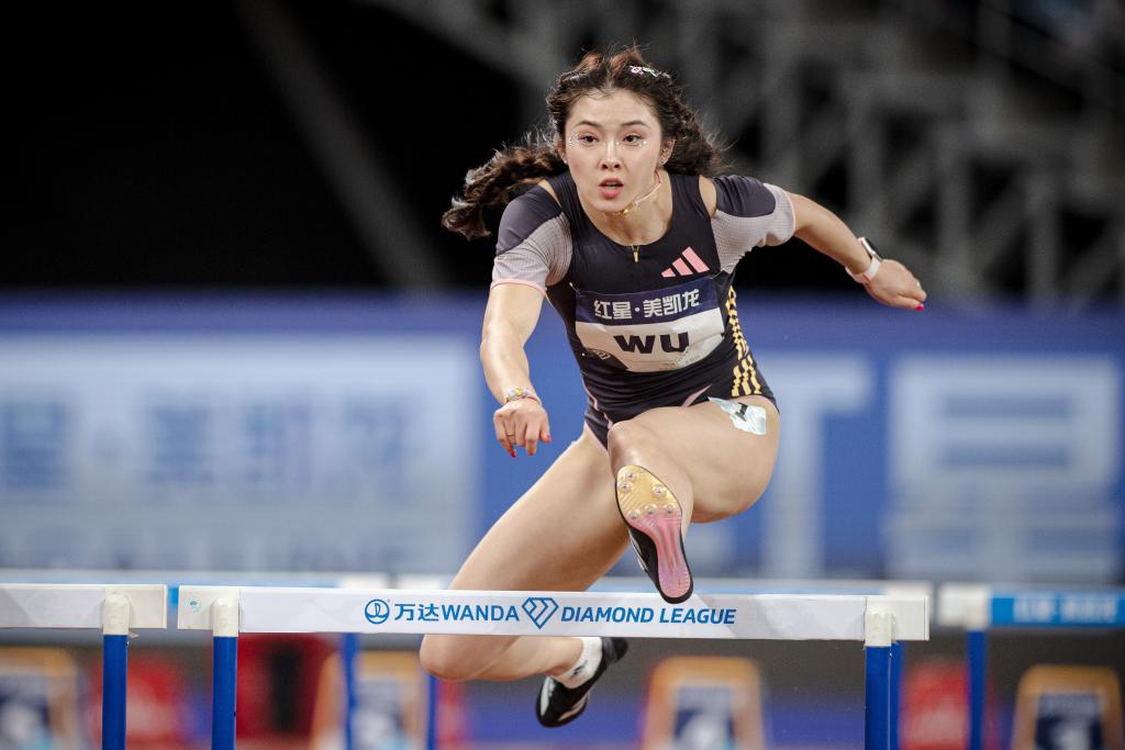 图为4月20日，2024年世界田联钻石联赛厦门站女子100米栏比赛在福建厦门白鹭体育场举行，中国选手吴艳妮在比赛中。.jpg